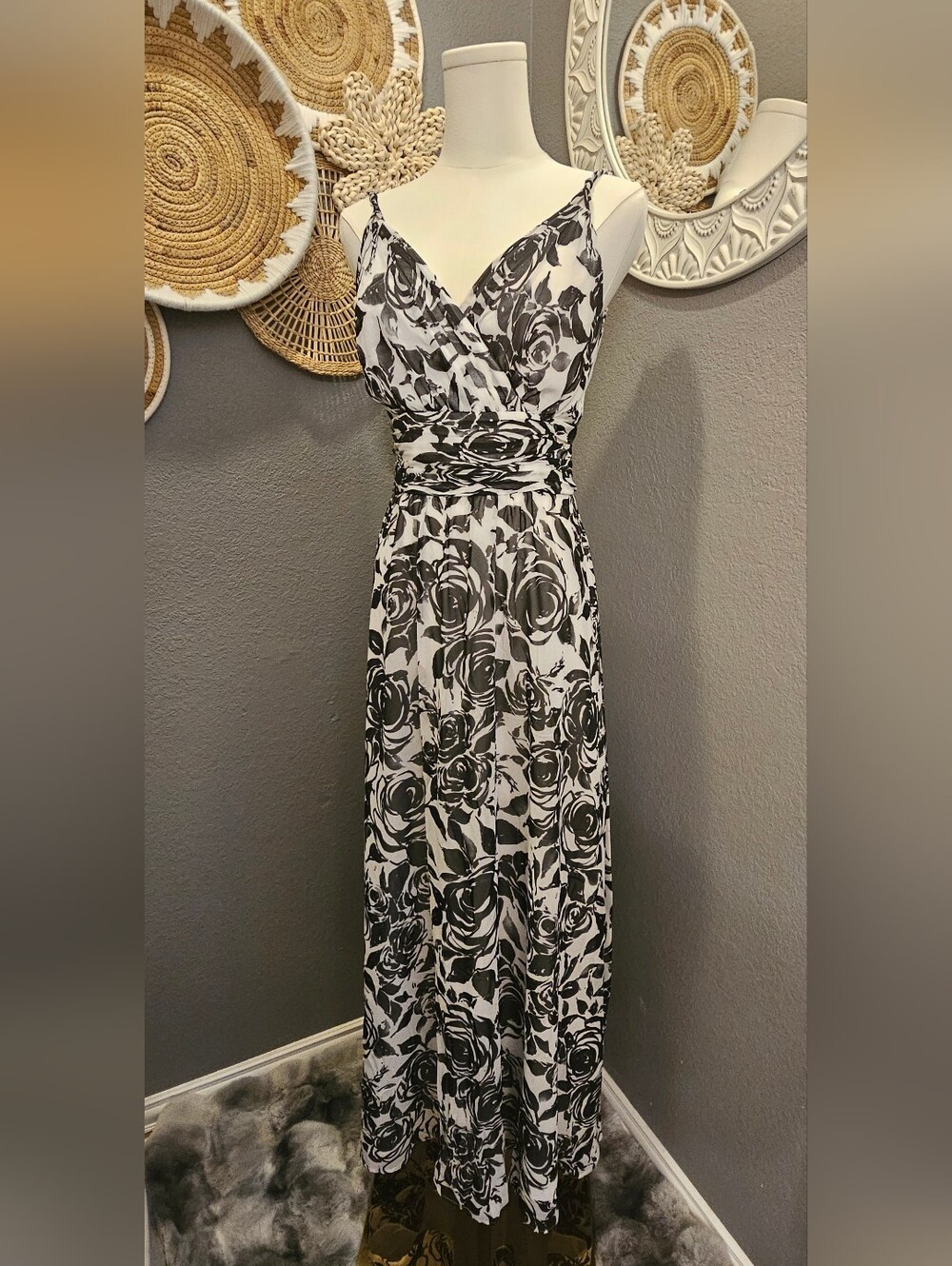 White House Black Market Black and White Floral Maxi Dress Size:4